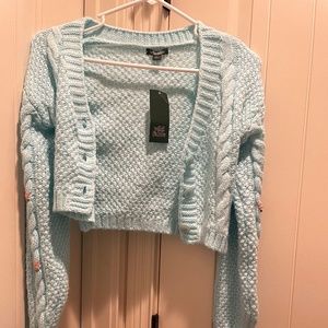 Light blue sweater with light pink flowers, this sweater has never been worn❤️